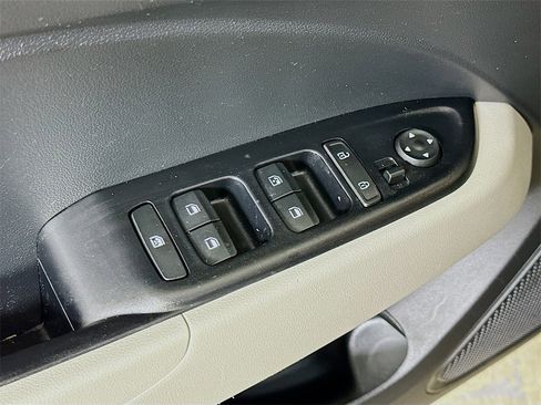 Used 2022 Hyundai Venue SEL w/ Cargo Package image 16