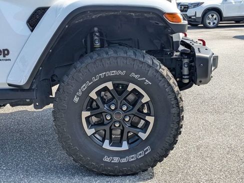 Used 2024 Jeep Gladiator Rubicon AWD/4WD image 11