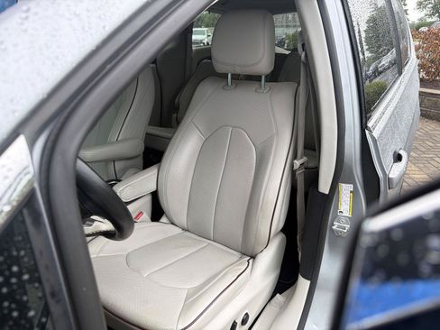 Used 2020 Chrysler Pacifica Limited w/ Advanced Safetytec Group FWD image 13