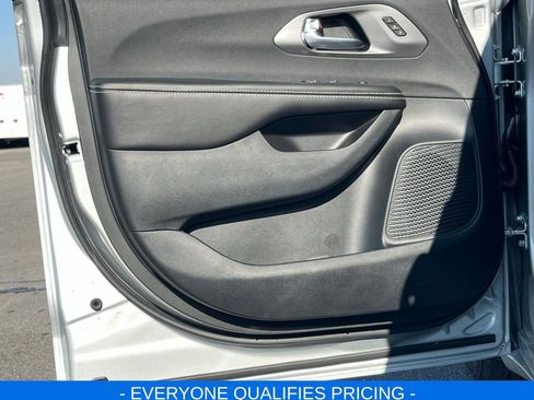 New 2026 Chrysler Pacifica Select image 5