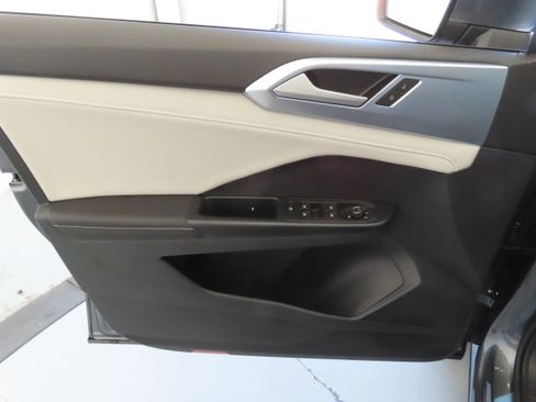 New 2026 Volkswagen Taos SE FWD image 11