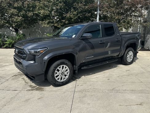 Used 2026 Toyota Tacoma SR5 AWD/4WD image 3