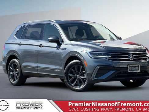 Used 2024 Volkswagen Tiguan SE FWD image 1