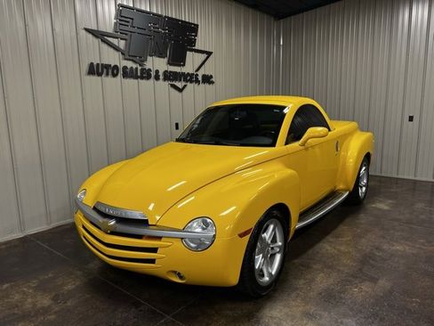 Used 2003 Chevrolet SSR w/ Preferred Equipment Group image 2
