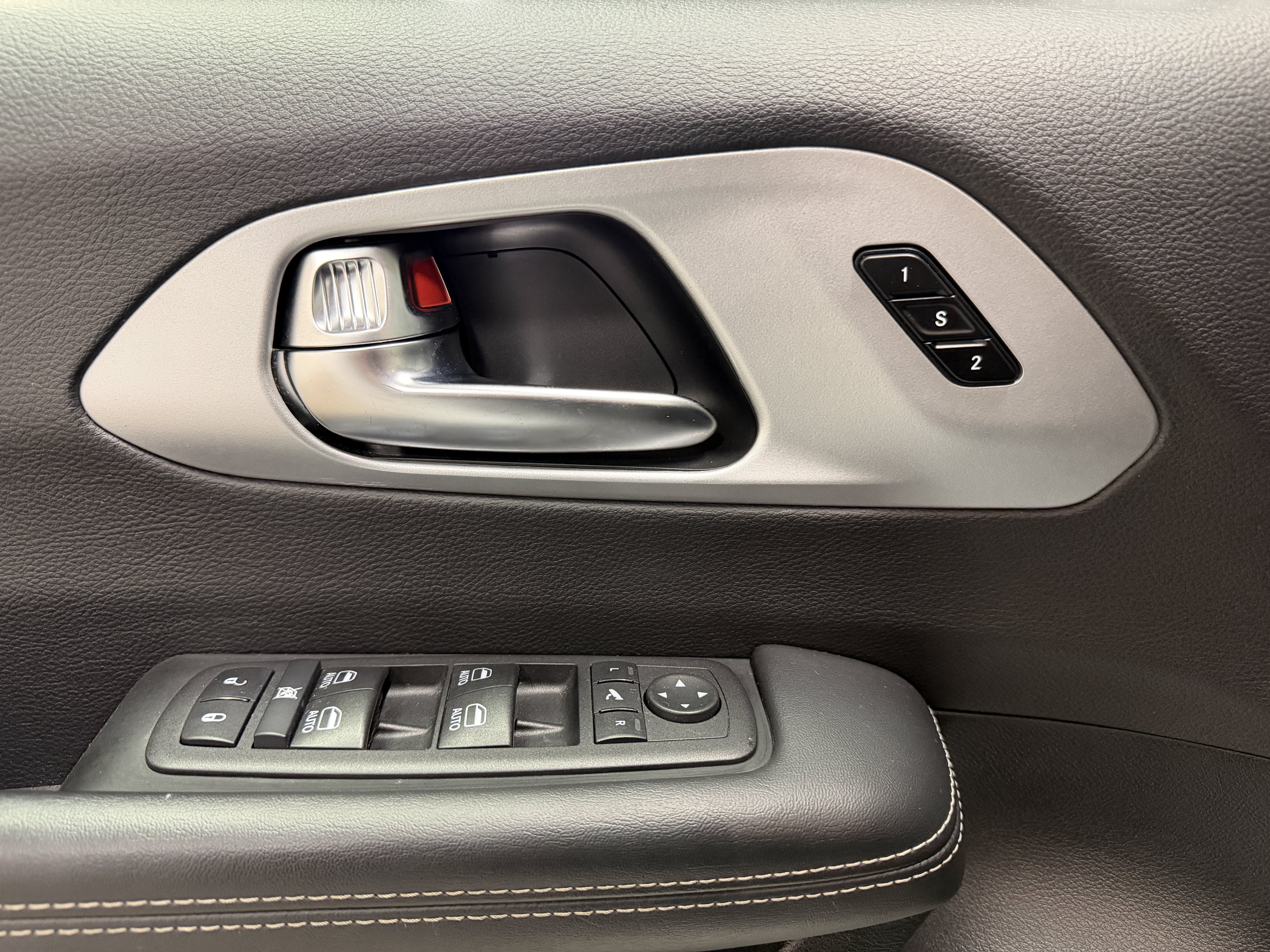Used 2025 Chrysler Pacifica Limited FWD image 19