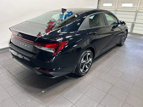 Used 2023 Hyundai Elantra SEL w/ Convenience Package FWD image 3