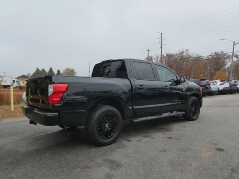 Used 2019 Nissan Titan SV w/ SV Convenience Package image 5