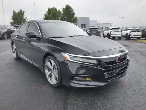 Used 2020 Honda Accord Touring image 2