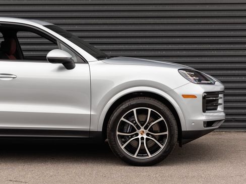 Certified 2026 Porsche Cayenne AWD/4WD image 9