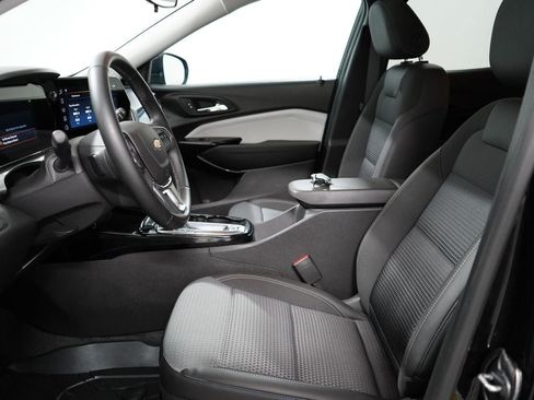 Used 2024 Chevrolet Trax LT w/ Sunroof Package FWD image 11