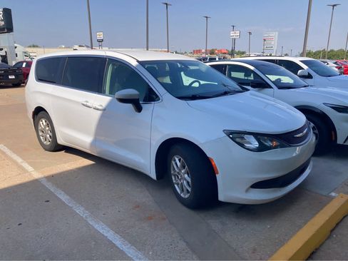 Used 2022 Chrysler Voyager LX FWD image 9
