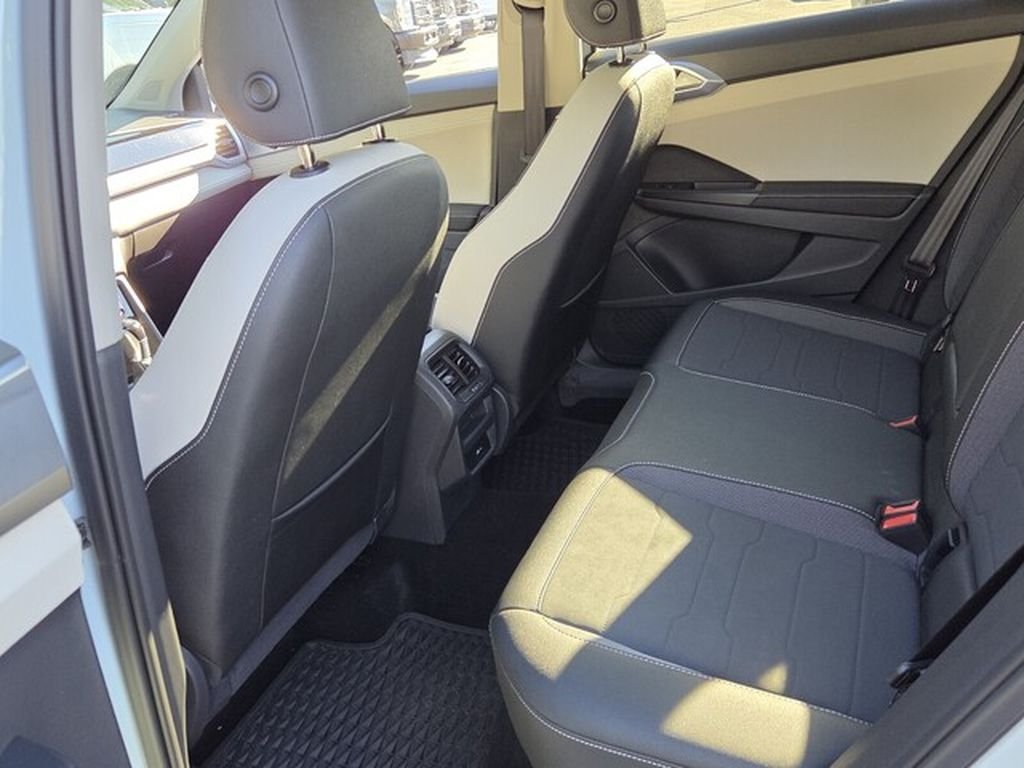 Used 2025 Volkswagen Taos SE FWD image 6