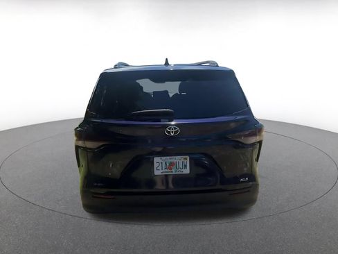 Used 2025 Toyota Sienna XLE FWD image 12