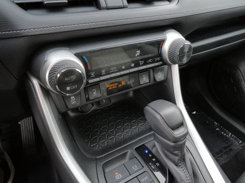 Used 2020 Toyota RAV4 XLE w/ Convenience Package image 19