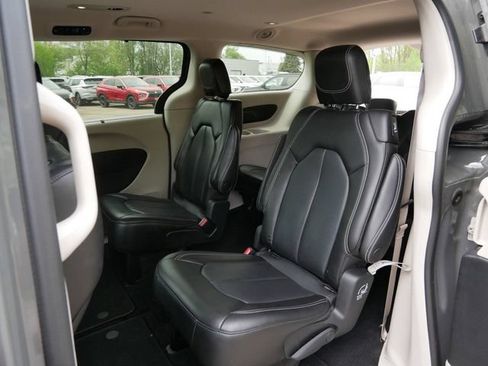 Used 2023 Chrysler Pacifica Touring-L FWD image 11