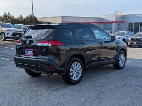 Used 2025 Toyota Corolla Cross LE image 5
