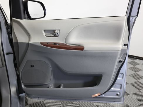 Used 2014 Toyota Sienna XLE w/ XLE Premium Package FWD image 25