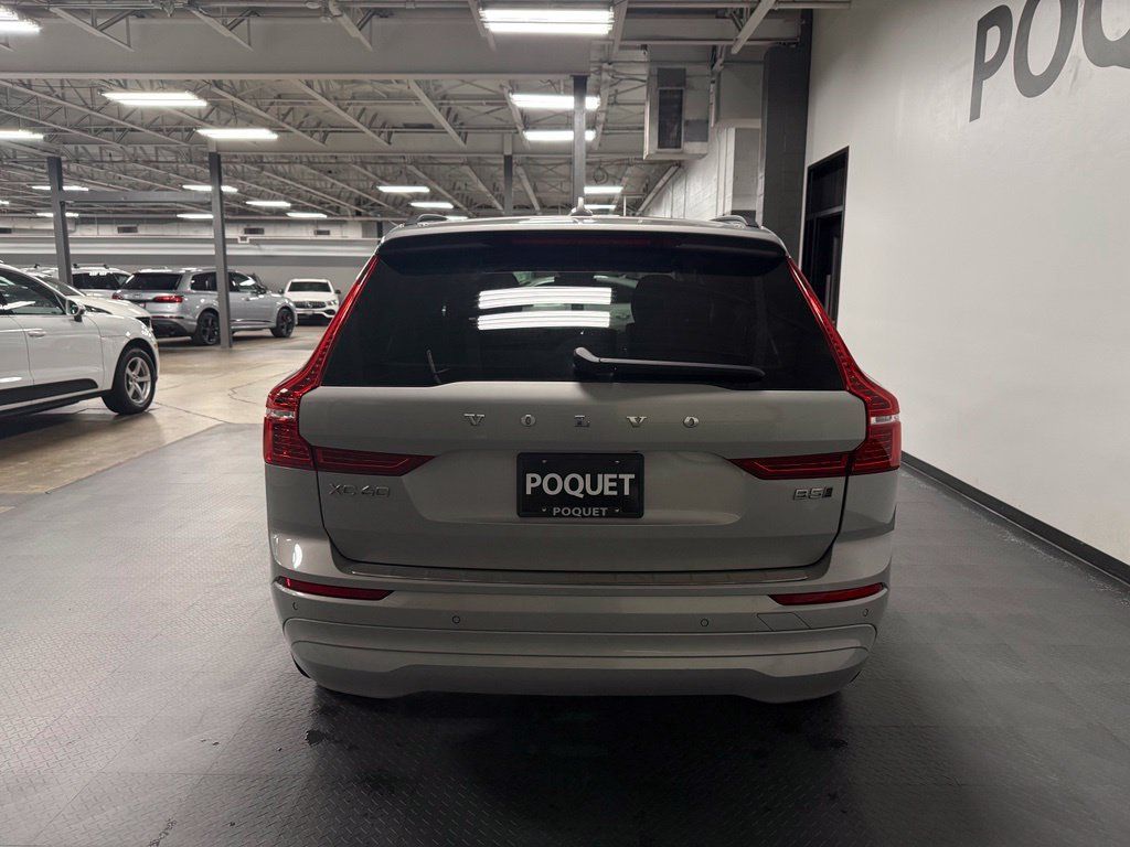 Used 2022 Volvo XC60 B5 Momentum w/ Climate Package AWD/4WD image 5