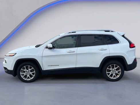 Used 2017 Jeep Cherokee Latitude FWD image 3