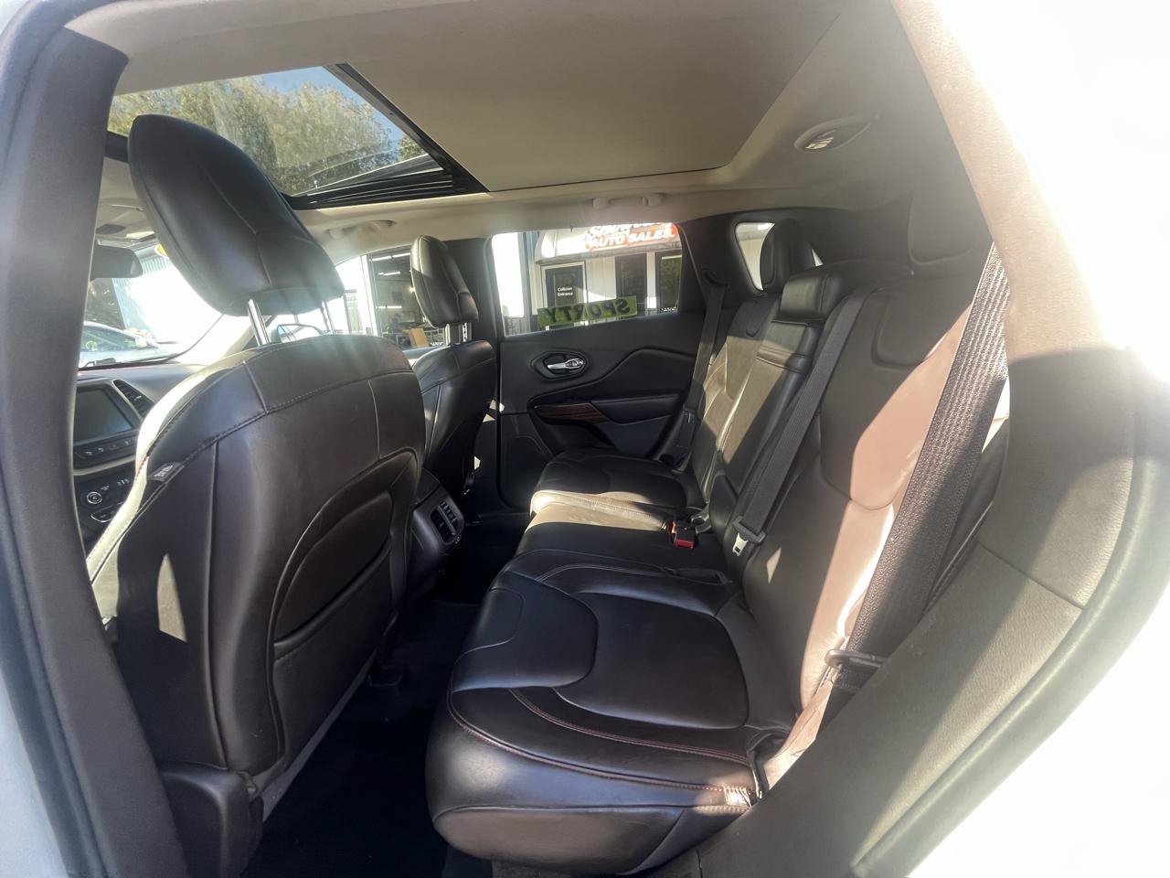 Used 2016 Jeep Cherokee Trailhawk w/ Comfort/Convenience Group AWD/4WD image 18