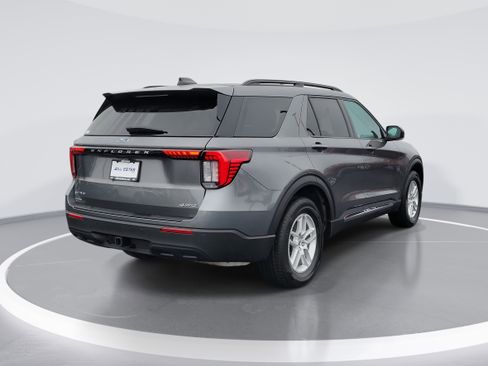 Used 2025 Ford Explorer Active image 3