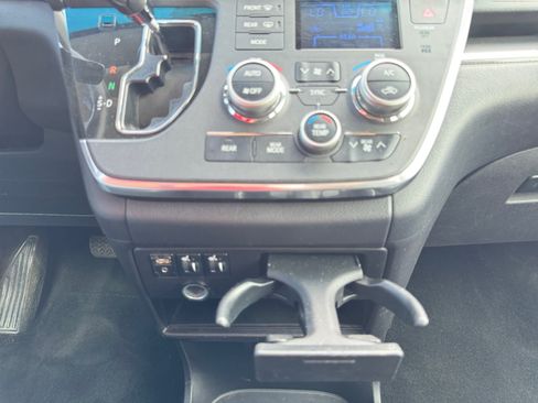 Used 2016 Toyota Sienna SE FWD image 25