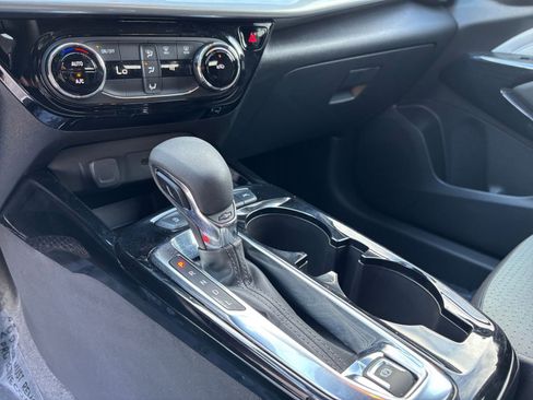 Used 2025 Chevrolet Trax LT image 69