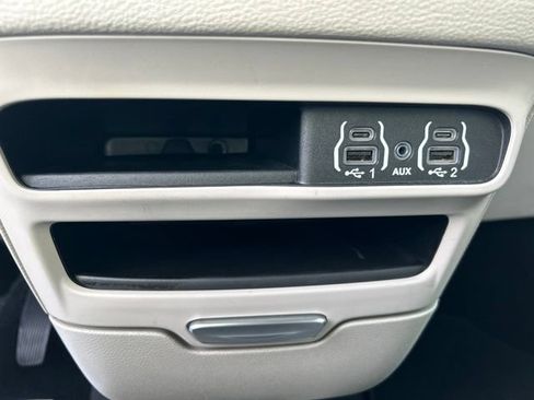 Used 2024 Chrysler Pacifica Limited FWD image 30