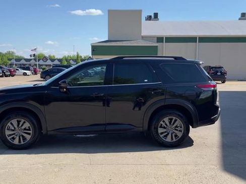 Used 2024 Nissan Pathfinder SV FWD image 5