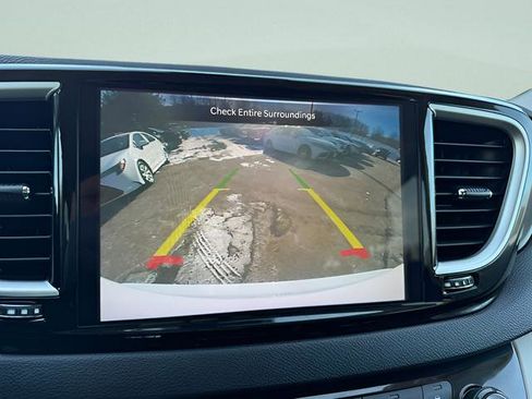 Used 2024 Chrysler Pacifica Touring-L FWD image 10