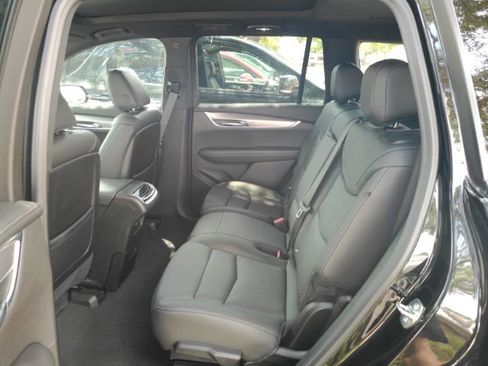 Used 2025 Cadillac XT6 Luxury FWD image 17