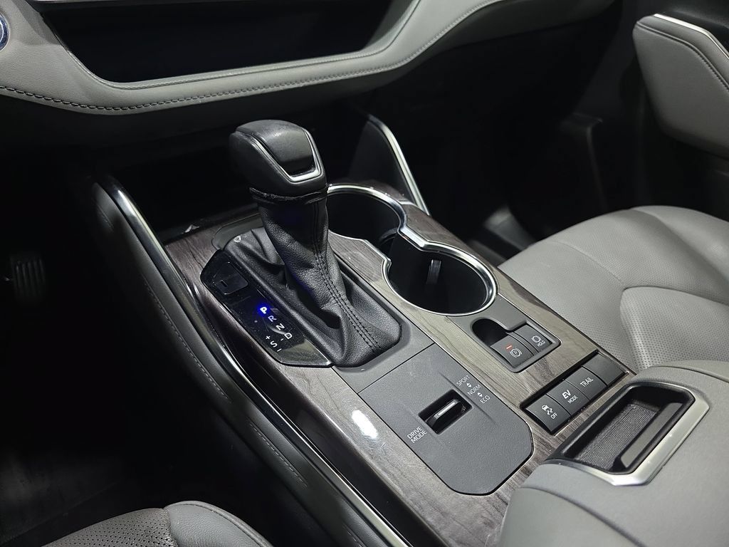 Used 2022 Toyota Highlander Limited w/ Protection Package #3 (TMS) AWD/4WD image 27