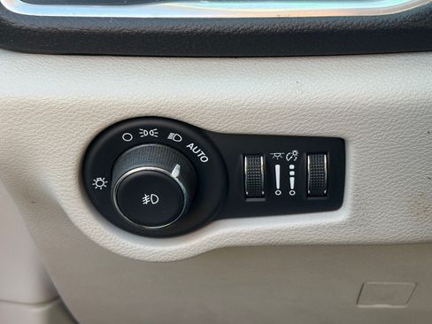 Used 2017 Chrysler Pacifica Limited FWD image 10