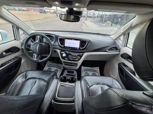 Used 2022 Chrysler Pacifica Touring-L image 15