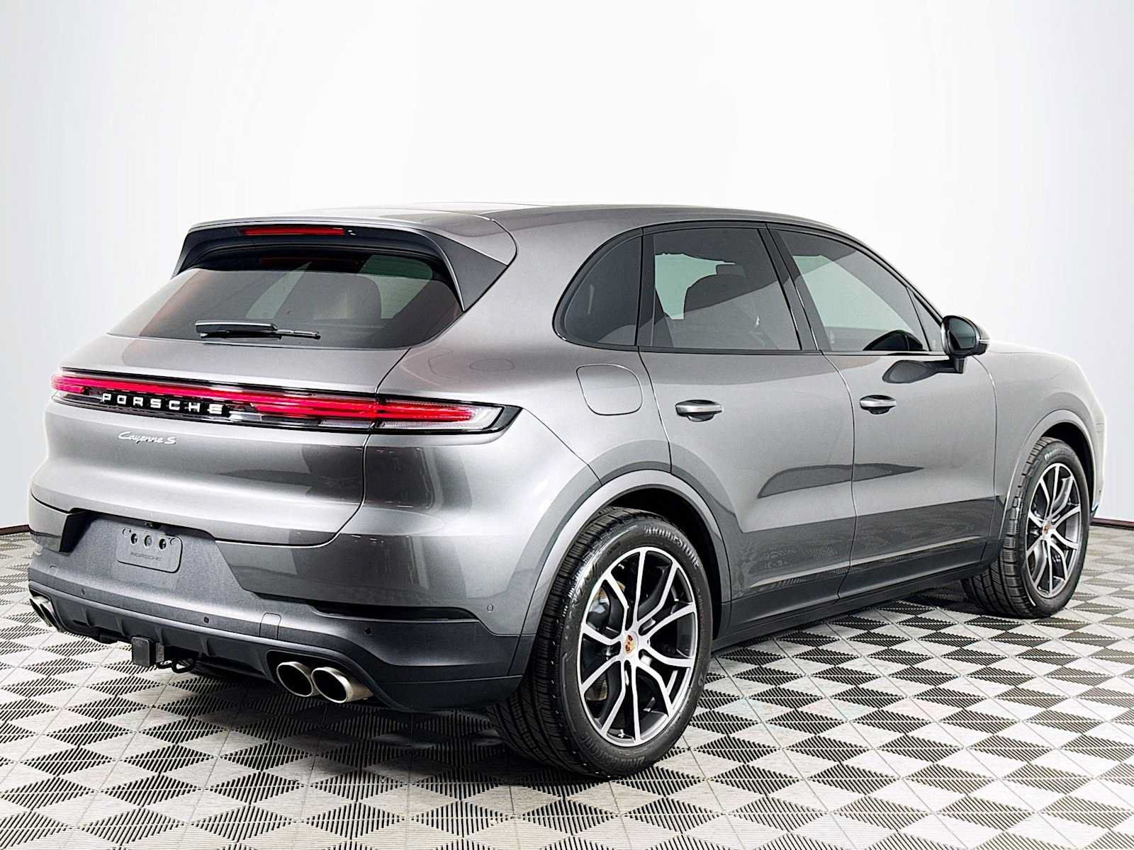 Used 2025 Porsche Cayenne S AWD/4WD image 5