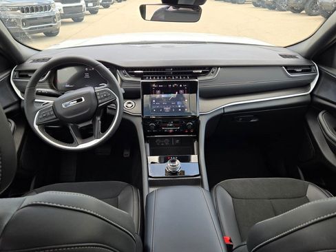 New 2025 Jeep Grand Cherokee Altitude image 20