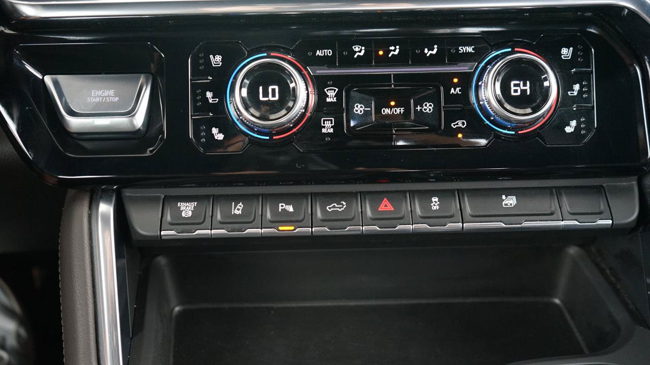 Used 2025 GMC Sierra 3500 Denali w/ Denali Reserve Package AWD/4WD image 17
