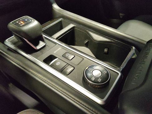 Used 2022 Nissan Pathfinder SV AWD/4WD image 26