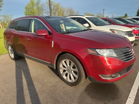 Used 2018 Lincoln MKT AWD image 1