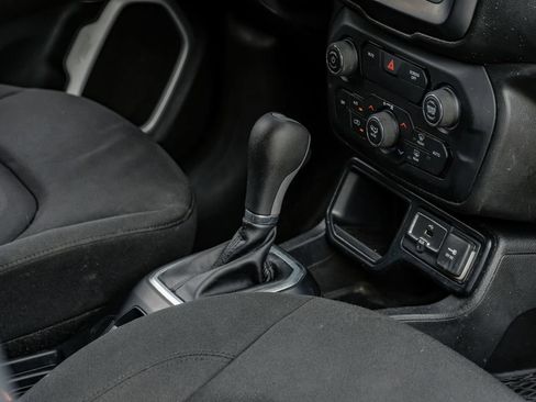 Used 2018 Jeep Renegade Latitude FWD image 25