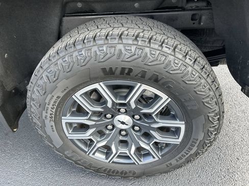 Used 2023 Chevrolet Colorado Z71 w/ Z71 Convenience Package 2 AWD/4WD image 10