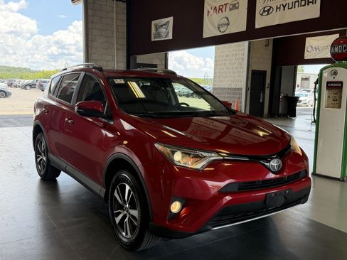 Used 2017 Toyota RAV4 XLE AWD/4WD image 5