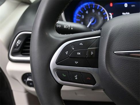 Used 2023 Chrysler Pacifica Touring-L image 20