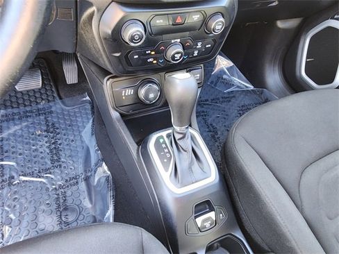 Used 2020 Jeep Renegade Latitude w/ Cold Weather Group image 7