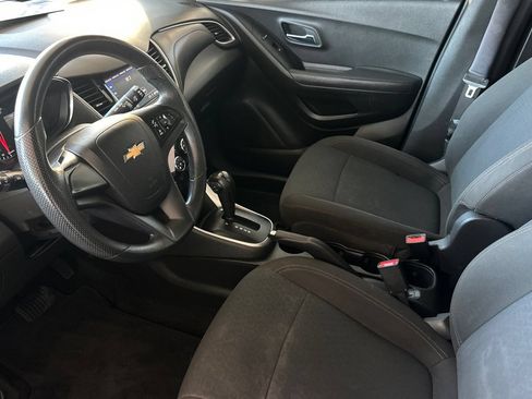 Used 2020 Chevrolet Trax LS FWD image 9