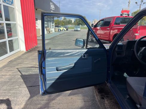 Used 1987 Toyota Pickup Deluxe image 9