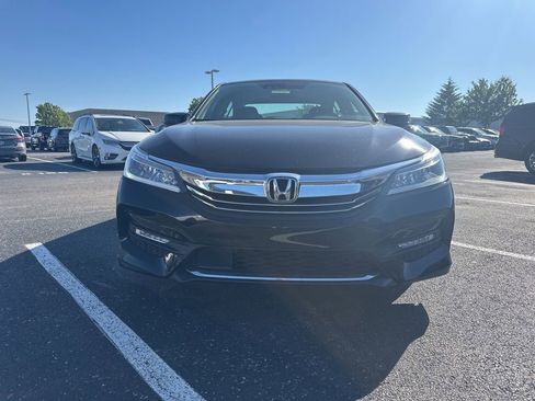 Used 2017 Honda Accord Touring image 2