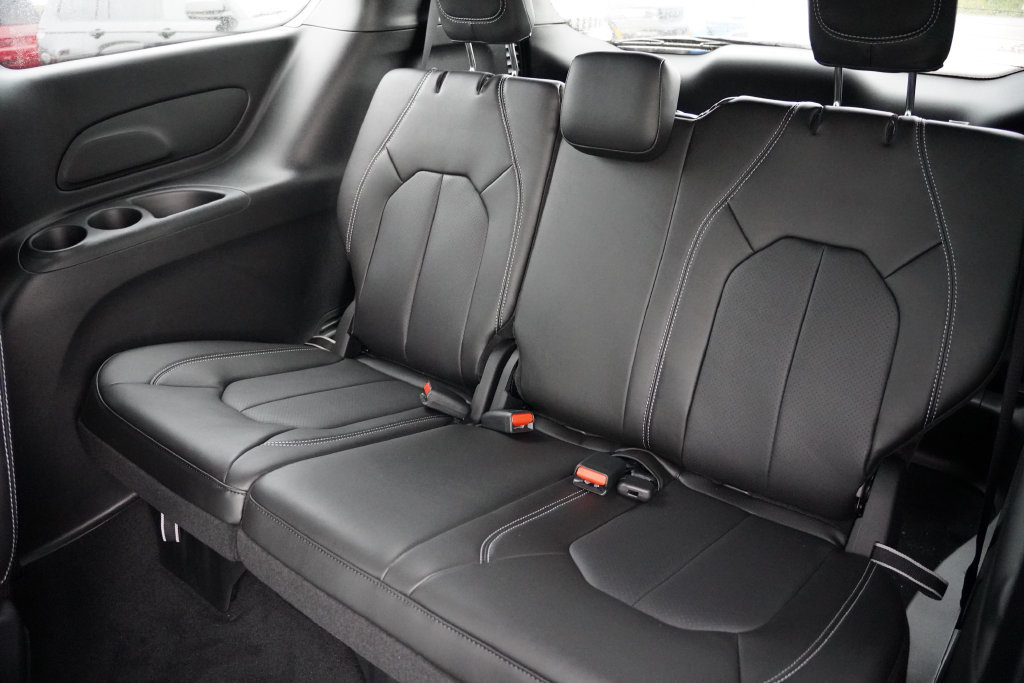 New 2027 Chrysler Pacifica Select AWD/4WD image 12