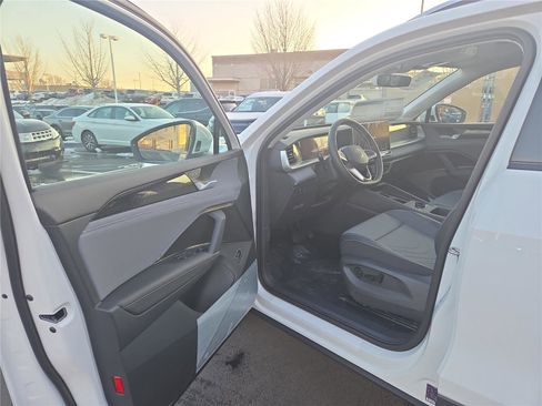 New 2026 Volkswagen Tiguan SE image 11