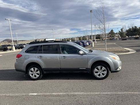 Used 2011 Subaru Outback 2.5i Limited image 2